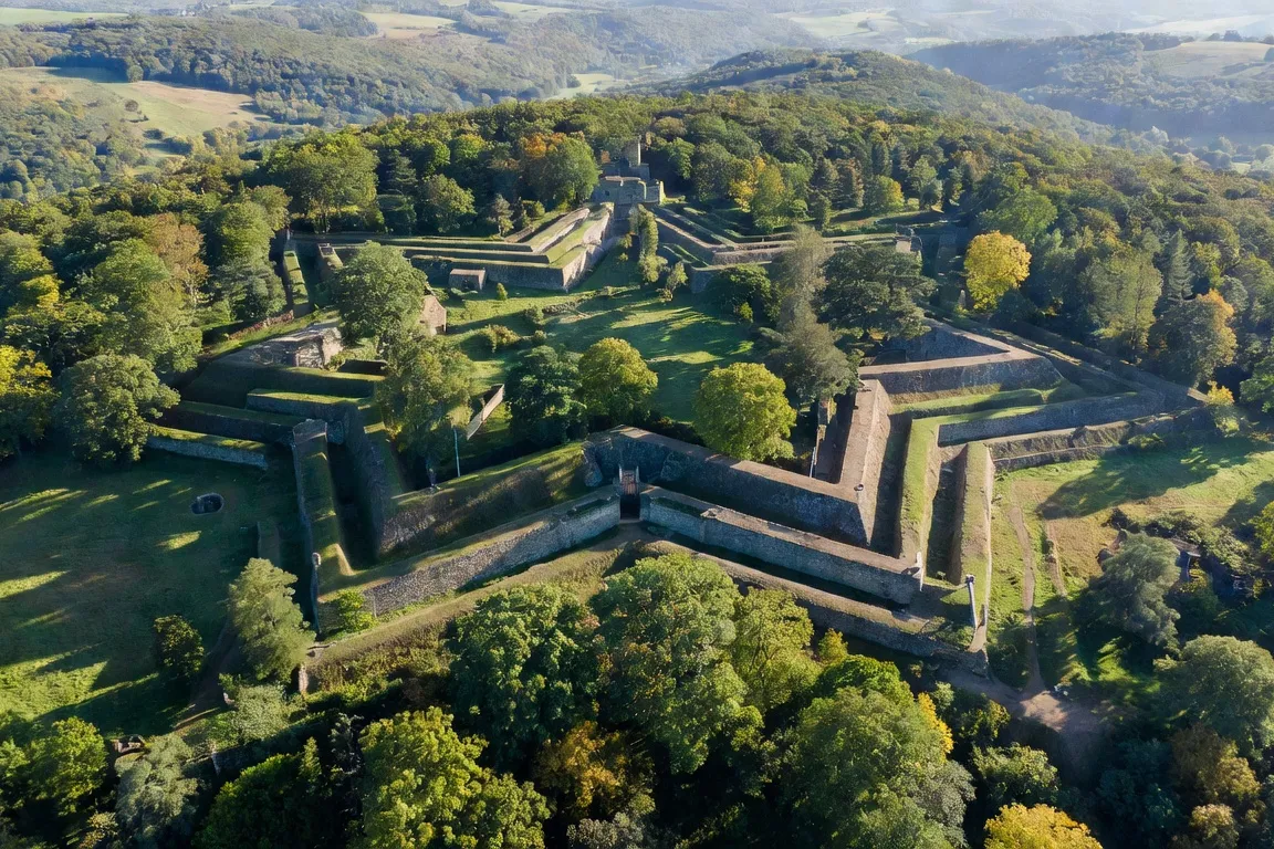 Vue aérienne d'un fort de la ceinture défensive de Belfort