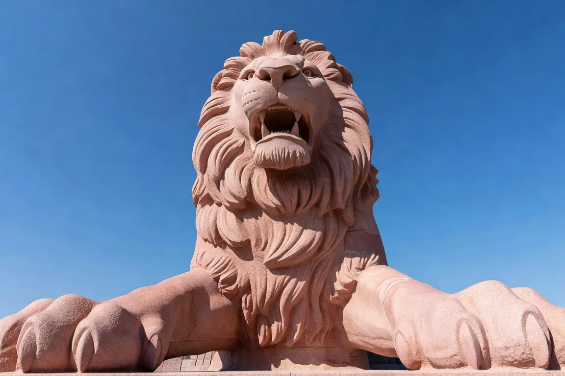 Le Lion de Belfort vu de dessous — monumentalité et puissance de la sculpture